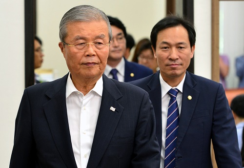 더불어민주당 김종인(왼쪽) 비상대책위원회 대표와 우상호 원내대표가 12일 오전 서울 여의도 국회에서 열린 비대위 회의에 참석하고 있다. <사진제공=뉴시스>