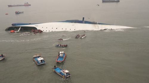 지난 2014년 4월 16일 전남 진도군 관매도 인근 해상에서 인천에서 제주로 향하던 여객선 세월호가 침몰하고 있다. <사진제공=뉴시스>