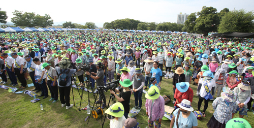 15일 오후 경북 성주군 성밖숲에서 열린 ‘사드철회 평화촉구 결의대회’에서 성주군민들이 묵념을 하고 있다. <사진제공=뉴시스>