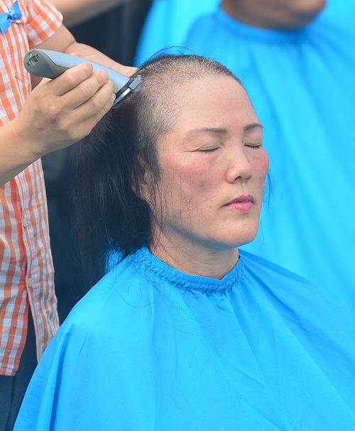 삭발로 호소하는 사드철회 15일 오후 경북 성주군 성밖숲에서 열린 ‘사드철회 평화촉구 결의대회’에서 성주군민들이 집단 삭발을 하고 있다. <사진제공=뉴시스>