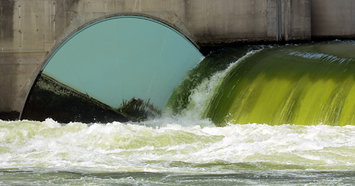한국수자원공사는 낙동강의 녹조 완화를 위해 16일 오전 낙동강 다기능보 5개(창녕·함안보, 달성보, 칠곡보, 강정고령보) 등을 개방했다. 이날 오전 대구 달성군 논공읍 달성보에서 순간적으로 많은 물을 내 보내는 펄스형 방류가 실시되고 있다. <사진제공=뉴시스>