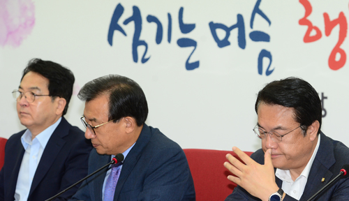 17일 서울 여의도 새누리당 당사에서 열린 최고중진연석간담회에서 이정현 대표, 정진석 원내대표, 심재철 의원이 심각한 표정을 하고 있다. <사진제공=뉴시스>