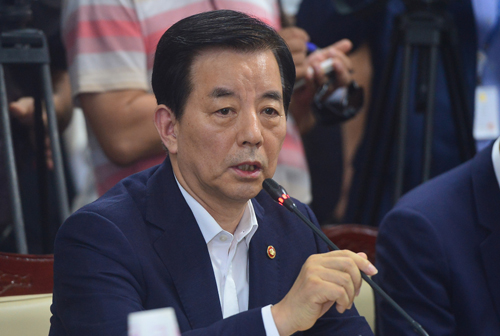 한민구 국방부 장관이 17일 오후 경북 성주군청 강당에서 열린 '주민과의 대화'에 참석해 인사말을 하고 있다. <사진제공=뉴시스>