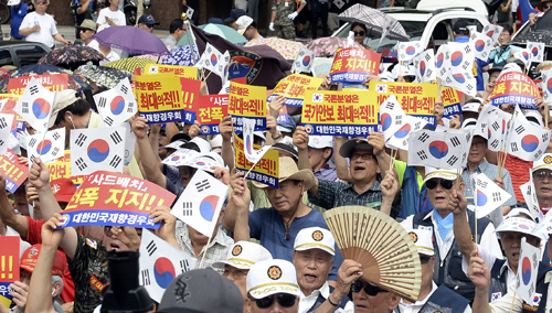 15일 오후 서울 종로구 청계광장에서 열린 사드배치지지 국민대회에 참석한 한국자유총연맹을 비롯한 보수단체 회원들이 사드배치 지지 구호를 외치고 있다. <사진제공=뉴시스>