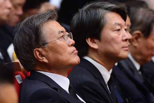 더불어민주당 문재인 전 대표와 국민의당 안철수 전 공동대표가 18일 서울 동작구 국립서울현충원 현충관에서 열린 김대중 전 대통령 서거 7주기 추도식에서 정세균 국회의장의 추도사를 듣고 있다. <사진제공=뉴시스>