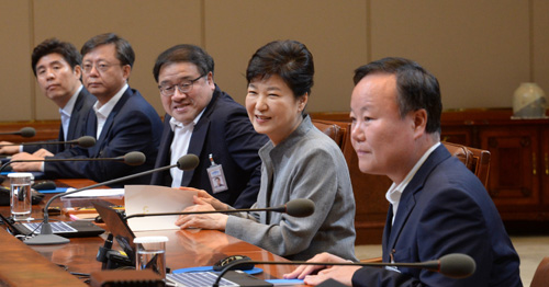 박근혜 대통령이 8일 오전 청와대 집현실에서 수석비서관회의 전 대화하고 있다.<사진제공=뉴시스>