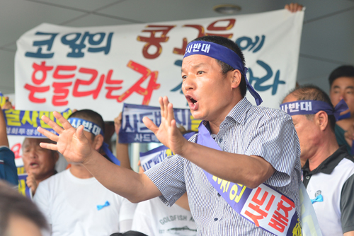 성주 사드배치철회투쟁위원회가 21일 오후 경북 성주군 성주군청 청사입구에서 사드 3후보지 요구 관련 기자회견을 열고 있다. 성주투쟁위는 이날 기자회견을 열고 사드 3후보지에 대한 합의된 내용이 없다고 밝혔다. <사진제공=뉴시스>