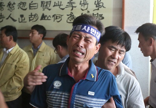2일 오전 경북 성주군청 대강당에서 김항곤 군수가 기자회견을 하는 동안 김 군수의 기자회견 내용에 분노한 군민이 눈물을 흘리고 있다. 김 군수는 이날 오전 기자회견을 열고 “사드배치 지역으로 성산포대 대신 다른 후보지를 국방부에 요청한다”고 밝혔다. <사진제공=뉴시스>