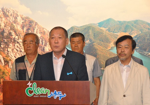 김항곤 경북 성주군수가 22일 오전 군청 강당에서 기자회견을 하고 있다. <사진제공=뉴시스>