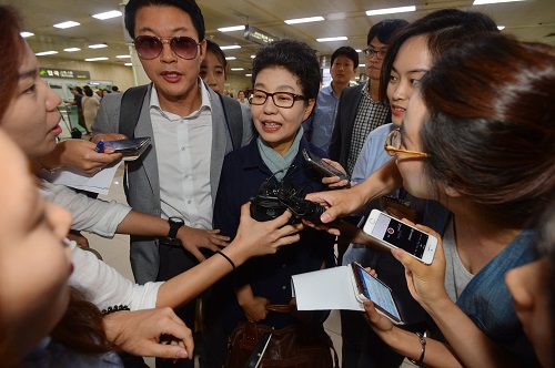 2015년 7월30일 일본 언론 대담에서 일본군 위안부 문제 등 과거사에 대해 사과를 계속 요구하는 것은 부당하다고 밝혀 논란을 빚은 박근혜 대통령의 동생 박근령 한국여성바둑연맹 총재가 서울 강서구 공항동 김포국제공항을 통해 입국, 취재진과 인터뷰를 하고 있는 모습. <사진제공=뉴시스>