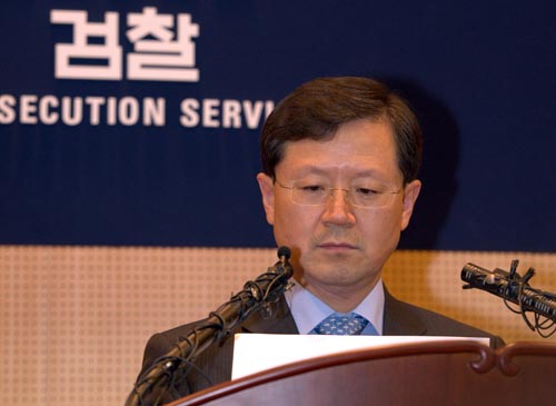 윤갑근 대검 강력부장이 2014년 4월14일 오후 서울 서초동 고등검찰청에서 '서울시 공무원 간첩사건' 증거조작 의혹에 대해 수사결과 발표를 하고 있는 모습.<사진제공=뉴시스>