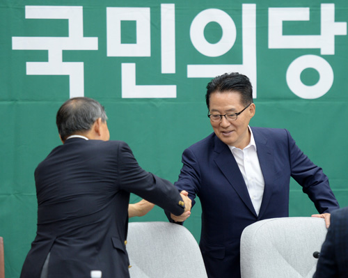 국민의당 박지원 비상대책위원장이 23일 오전 서울 여의도 국회에서 열린 의원총회에서 황주홍 의원과 악수를 나누고 있다.이날 의총에서 최근 당 지지율 하락세와 지도부 중심의 의사결정 구조 등에 대한 의견이 오가던 중 박지원 비대위원장과 황주홍 의원 사이에 고성이 오가는 상황이 벌어진 것으로 알려졌다. <사진제공=뉴시스>