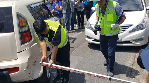 국민의당 박지원 비상대책위원장이 23일 오전 서울 여의도 국회에서 열린 의원총회에서 황주홍 의원과 악수를 나누고 있다.이날 의총에서 최근 당 지지율 하락세와 지도부 중심의 의사결정 구조 등에 대한 의견이 오가던 중 박지원 비대위원장과 황주홍 의원 사이에 고성이 오가는 상황이 벌어진 것으로 알려졌다. <사진제공=뉴시스>