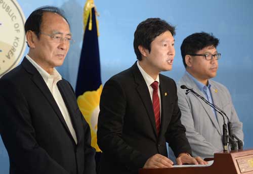 더불어민주당 김해영(가운데) 의원, 장호권(고 장준하 선생 장남, 왼쪽) 씨, 고상만 전 대통령소속 친일 반민족행위자 재산 조사위원회 조사관이 16일 오전 서울 여의도 국회에서 20대 국회 장준하 사인규명 특별법 발의 기자회견을 하고 있다. <사진제공=뉴시스>