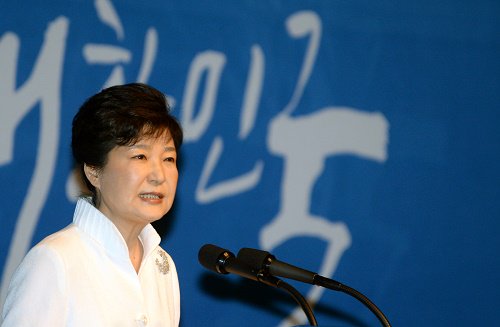 박근혜 대통령이 15일 오전 서울 세종문화회관에서 열린 '제71주년 광복절 경축식'에서 경축사를 하고 있다. <사진제공=뉴시스>