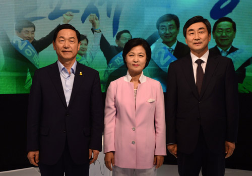 국회사진기자단 = 23일 서울 상암동 MBC 방송센터에서 열린 '더불어민주당 대표 경선 TV토론회'에서 김상곤, 추미애, 이종걸 후보가 포즈를 취하고 있다. <사진제공=뉴시스>