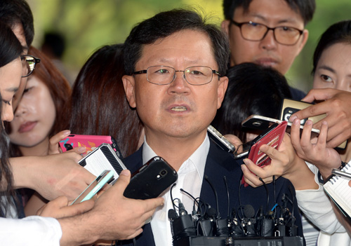 우병우 청와대 민정수석비서관과 이석수 특별감찰관을 동시에 수사하게된 윤갑근 특별수사팀장(대구고검장)이 24일 오전 서울 서초구 서울중앙지검으로 출근하며 취재진의 질문에 답하고 있다. <사진제공=뉴시스>