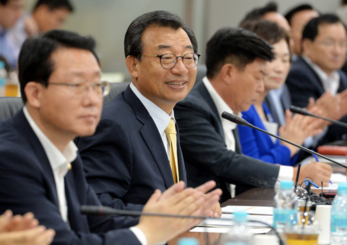 이정현(왼쪽 두번째) 새누리당 대표는 24일 오후 서울 여의도 중소기업중앙회 이사회 회의실에서 열린 '중소기업인 간담회'에 참석하여 중소기업인들의 인사를 받고 있다. <사진제공=뉴시스>