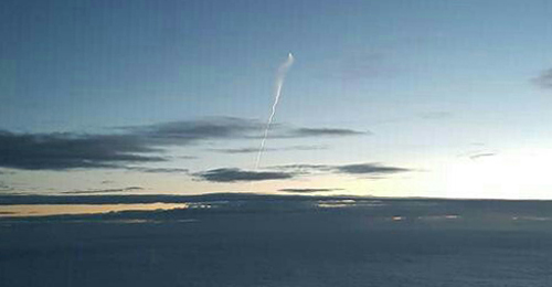 북한이 24일 오전 5시30분께 함경남도 신포 인근 해상에서 잠수함탄도미사일(SLBM) 1발을 시험 발사했다. 이날 충남 천안 9km 상공을 비행하던 김재현 이스타항공 부기장이 SLBM로 추정되는 물체가 구름을 뚫고 비행하는 모습을 사진에 담았다. <사진= 이스타항공 김재현 부기장 제공, 뉴시스>