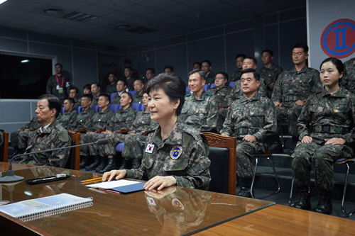 박근혜 대통령이 24일 오후 을지프리덤가디언(UFG) 연습이 진행중인 중부전선의 전방군단을 방문해 군사대비태세 점검을 하고 있다.<사진=청와대 제공, 뉴시스>