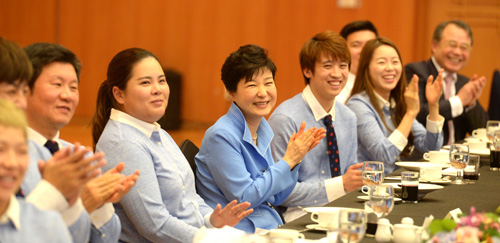 박근혜 대통령이 25일 오후 청와대 연무관에서 열린 2016 리우올림픽 선수단 초청 오찬에 참석, 가수 장범준의 축하공연에 박수치고 있다. <사진제공=뉴시스>