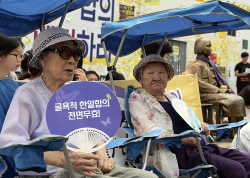 24일 오후 서울 종로구 옛 일본대사관 앞에서 열린 제1245차 일본군 위안부 문제해결을 위한 정기수요시위에 위안부 피해자 김복동(왼쪽), 길원옥 할머니가 참가하고 있다. <사진제공=뉴시스>