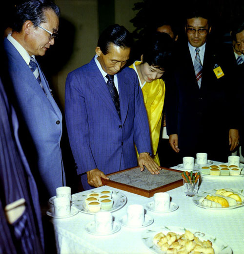 1975년 9월 13일 박근혜 대통령이 퍼스트레이디로서 모국을 방문한 브라질 동포 67명과 청와대에서 만나 박정희 전 대통령과 함께 선물받은 브라질산 火石을 살펴보고 있다. <사진=국가기록원 제공, 뉴시스>