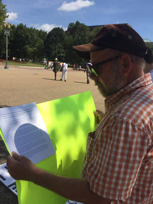 사드반대 유인물을 관심 있게 읽어보고 있는 현지인