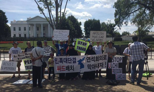 백악관 앞에서 사드 반대 시위를 벌이고 있는 ‘미주 민가협 양심수후원회’ 회원들과 ‘Catholic Worker’ 활동가들.