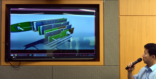 장기욱 세월호선체인양단 인양추진과장이 29일 오후 정부세종청사 해수부 기자실에서 세월호 인양 후 선체 내 미수습자 수습과 잔존물 반출, 분류, 보관, 처리하는 작업인 선체 정리작업 방식에 대해 설명하고 있다.정부는 이날 세월호가 눕혀진 상태에서 객실 구역을 분리한 후 바로세워 작업하는 방식(객실 직립방식)이 가장 적합하다는 결론을 내렸다. <사진제공=뉴시스>