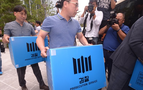 우병우 청와대 민정수석비서관과 이석수 특별감찰관 수사를 맡은 검찰 특별수사팀이 압수수색을 시작한 29일 오후 서울 종로구 이석수 특별감찰관 사무실에서 압수수색을 마친 검찰 관계자들이 압수수색 물품을 운반하고 있다. <사진제공=뉴시스>