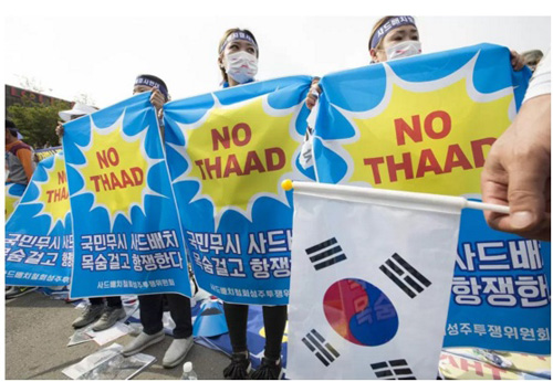 Anadolu Agency—Getty Images Residents of the Seongju municipality attend a rally in front of Seoul Station in Seoul, South Korea, 21 July 2016, to protest against the deployment of an advanced US missile defense system, known as Terminal High Altitude Area Defense (THAAD), in the town of Seongju, a county some 300 kilometers southeast of Seoul.성주군 주민들이 2016년 7월 21일 한국 서울의 서울역 앞에서 고고도미사일방어(사드)로 알려진 미국미사일방어체계 배치에 반대하기 위해 집회에 참여하고 있다. 성주는 서울 남동쪽 300km 거리에 있다.