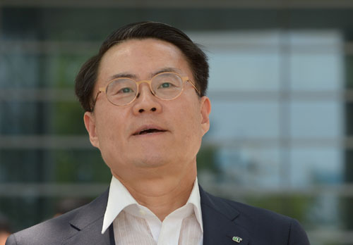 새 농림축산식품부 장관에 내정된 김재수 한국농수산식품유통공사(aT)사장이 16일 회의를 마친 뒤 서울 양재동 aT센터를 나서고 있다. <사진제공=뉴시스>