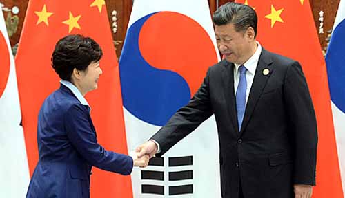 주요20개국 (G20) 정상회의 참석차 중국을 방문중인 박근혜 대통령이 시진핑 중국 국가주석과 5일 오전(현지시간) 항저우 서호 국빈관에서 한-중 정상회담 전 악수하고 하고 있다. <사진제공=뉴시스>