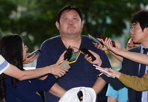 현직 부장검사에게 금품과 향응을 제공하고, 사건을 청탁한 의혹을 받고 있는 김 모 씨가 5일 오후 서울 마포구 서울서부지방법원에서 영장실질심사 전 고지 절차를 받기에 앞서 취재진의 질문에 답변하고 있다.<사진제공=뉴시스>