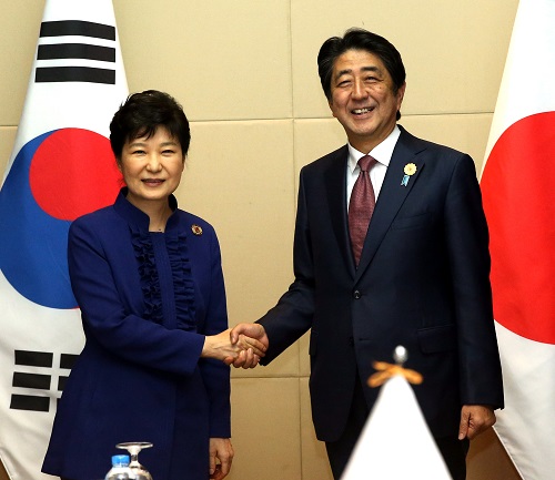 ASEAN+3 정상회담 참석차 라오스를 방문중인 박근혜 대통령과 아베 신조 일본 총리가 7일 오후(현지시간) 라오스 비엔티안 국립컨벤션센터에서 양자회담 전 악수하고 있다. <사진제공=뉴시스>