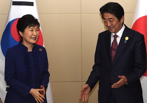 ASEAN+3 정상회담 참석차 라오스를 방문중인 박근혜 대통령과 아베 신조 일본 총리가 7일 오후(현지시간) 라오스 비엔티안 국립컨벤션센터에서 정상회담을 위해 자리로 향하고 있다. <사진제공=뉴시스>