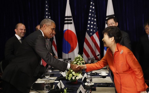 ASEAN+3 정상회담 참석차 라오스를 방문한 박근혜 대통령이 버락 오바마 미국 대통령과 6일 오후(현지시간) 수도 비엔티안의 랜드마크호텔에서 정상회담을 마치고 악수하고 있다. <사진제공=뉴시스>