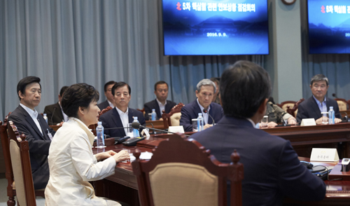 북한의 핵실험으로 라오스 방문중 조기귀국한 박근혜 대통령이 9일 밤 청와대에서 국가안정보장회의(NSC)를 소집, 대응방안을 논의하고 있다. <사진=청와대 제공, 뉴시스>