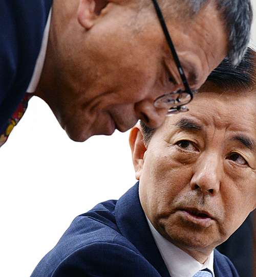 한민구 국방부 장관이 9일 오후 서울 여의도 국회 국방위원회에서 열린 북한의 제5차 핵실험 관련 국방위원회 긴급 전체회의에서 류제승 국방정책실장과 회의 시작 전 이야기를 나누고 있다. <사진제공=뉴시스>