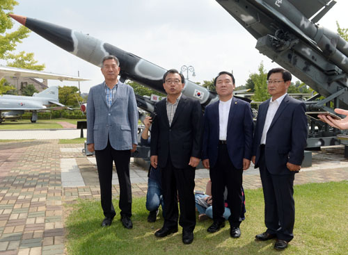 새누리당 이정현(왼쪽 두번째) 대표가 11일 서울 용산구 전쟁기념관을 찾아 대형 무기 야외 전시장 앞에서 북한 핵실험 규탄과 안보 대책에 대해 발언 하고 있다. <사진제공=뉴시스>