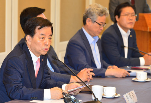 한민구 국방부장관이 12일 오전 서울 여의도 국회에서 열린 북핵 해결을 위한 새누리당 의원 모임(핵포럼) 긴급 간담회에 참석해 인사말을 하고 있다. <사진제공=뉴시스>