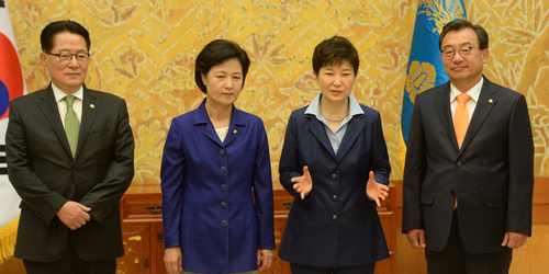 박근혜 대통령이 12일 오후 청와대에서 북한의 5차 핵실험에 따른 한반도 위기 상황과 관련한 해법을 모색기위해 여·야 3당대표와 회동하고 있다. 국민의당 박지원(왼쪽부터) 비대위원장, 더불어민주당 추미애 당대표, 박근혜 대통령, 새누리당 이정현 당대표.<사진제공=뉴시스>