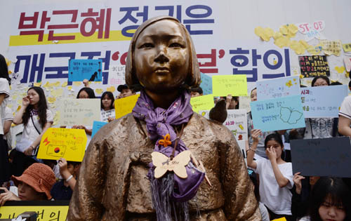 7일 오후 서울 종로구 주한 일본대사관 앞에서 열린 '제1247차 일본군 위안부 문제 해결을 위한 정기 수요시위'에서 많은 참가자들이 소녀상을 둘러싸고 소녀상 철거 반대 및 일본 정부의 사죄를 촉구하고 있다. <사진제공=뉴시스>