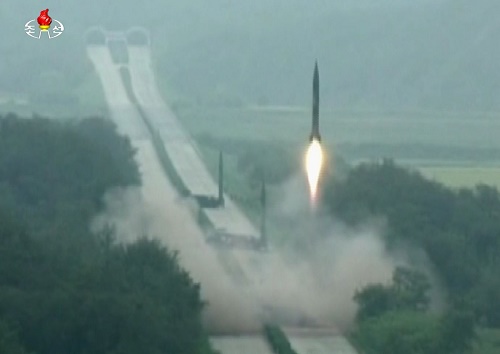 조선중앙TV는 지난 5일 김정은 조선노동당 위원장 겸 북한 국무위원장이 조선인민군 전략군 화성포병부대 탄도로케트 발사 훈련을 현지지도했다고 6일 보도했다. 사진은 조선중앙TV가 공개한 탄도미사일 발사 장면. (사진출처=조선중앙TV 캡쳐/뉴시스)