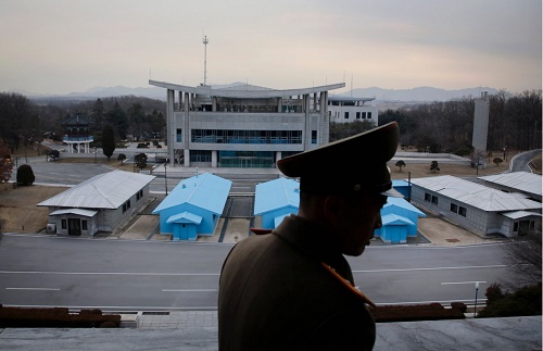 A North Korean soldier near the truce village of Panmunjom at the demilitarized zone that separates North and South Korea in February. CreditWong Maye-E/Associated Press남북을 가르는 비무장 지대의 판문점 휴전마을 근처에서 지난 2월 한 북한군 병사.
