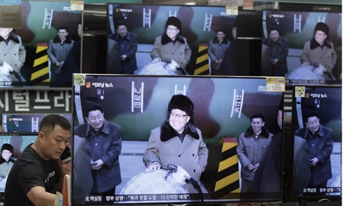 Television screens at the Yongsan Electronic Market in Seoul, South Korea, last week showed North Korean leader Kim Jong-un after his country announced it had conducted a nuclear test. CreditAhn Young-Joon/Associated Press.지난 주 북한이 핵 시험을 했다고 발표한 후 한국 서울의 용산전자상가에 있는 텔레비전 화면이 북한 지도자 김정은을 보여주고 있다.