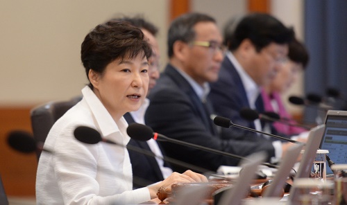 박근혜 대통령이 13일 오전 청와대 세종실에서 제41회 국무회의를 주재하고 있다. <사진제공=뉴시스>