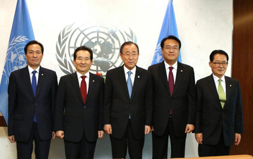 미국을 방문 중인 정세균 국회의장을 비롯한 3당 원내대표들이 14일 오후(현지시각) 뉴욕 UN 사무국에서 반기문 UN 사무총장과 면담 전 기념촬영을 하고 있다.이날 정 의장과 반 총장의 면담에는 정진석 새누리당 원내대표, 우상호 더불어민주당 원내대표, 박지원 국민의당비상대책위원장, 오준 주UN대사가 함께 했다.<사진=국회의장실 제공, 뉴시스>