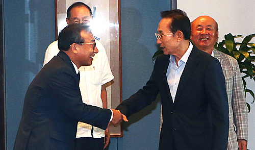새누리당 신임 대표가 8월12일 서울 강남구 삼성동 이명박 전 대통령 사무실을 예방, 이 전 대통령과 면담을 마친 뒤 인사를 나누고 있다. <사진=새누리당 제공, 뉴시스>